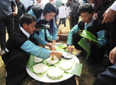 Mong people in Na Tau hamlet make banh day  - ảnh 3